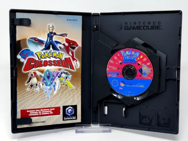 Interior del juego Pokémon Colosseum + Pokémon Box: Ruby & Sapphire (2 Discos) (ESP) para Nintendo GameCube con disco y manual