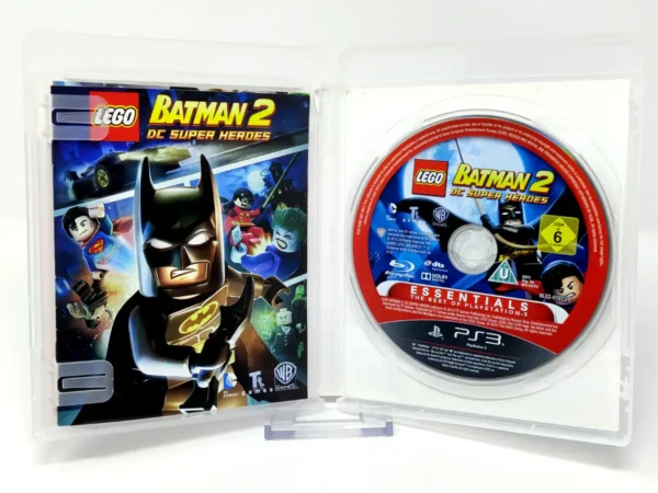 Interior del juego LEGO Batman 2: DC Super Heroes (ESP) (Essentials) para PlayStation 3 con disco y manual
