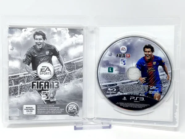 Interior del juego FIFA 13 (BRA) para PlayStation 3 con disco y manual