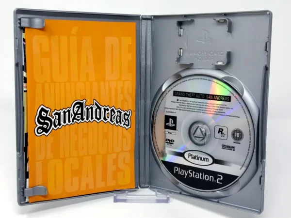 Interior del juego Grand Theft Auto: San Andreas (ESP) (con Mapa) (Platinum) para PlayStation 2 con disco y manual