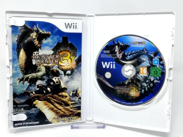 Interior del juego Monster Hunter Tri (ESP) (v2) para Nintendo Wii con disco y manual