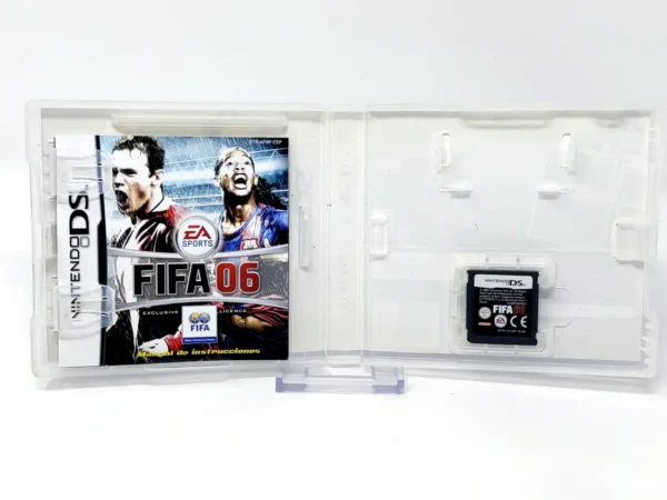 Interior del juego FIFA 06 (ESP) para Nintendo DS con disco y manual